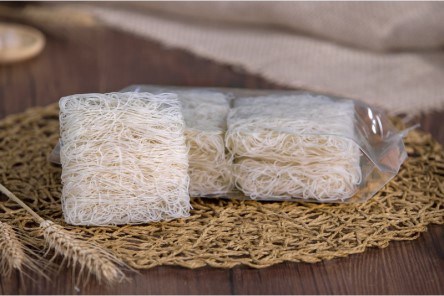 Witte organische kenmerken smaken gedroogde rijstnoedels