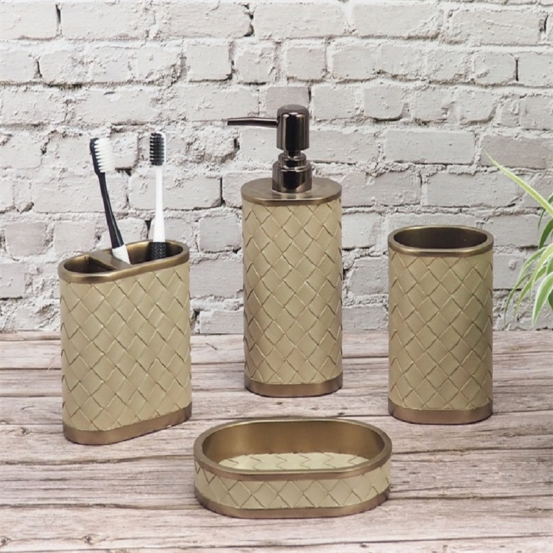 Groothandel polyresin toilet sanitair items set 4 stuks Matt gold badkamer accessoires set